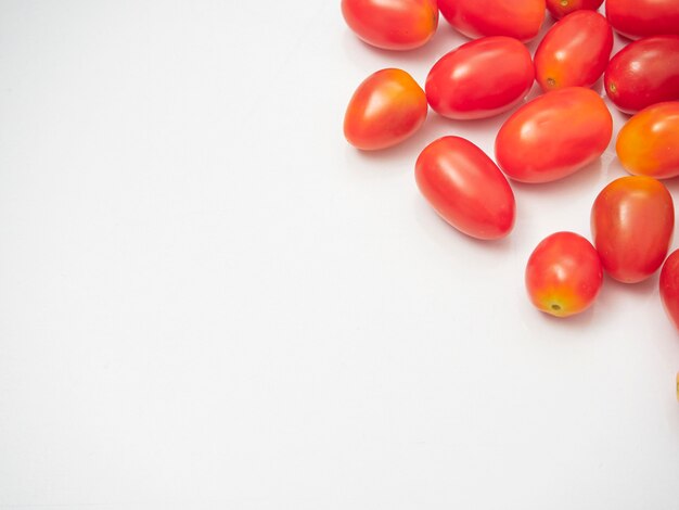 Frische Kirschtomaten auf weißem Hintergrund