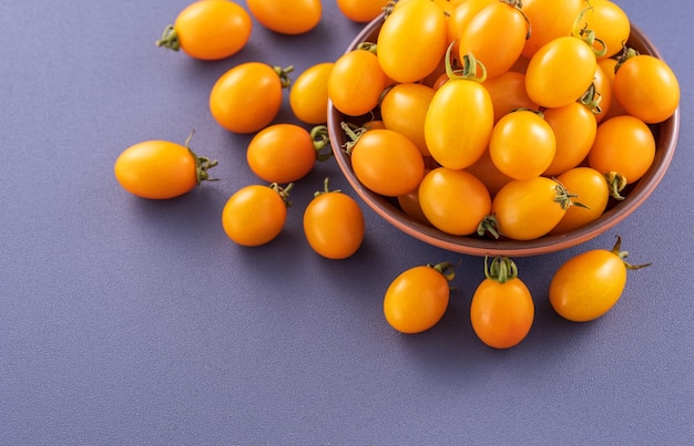 Frische Kirschtomaten in einer Holzschale