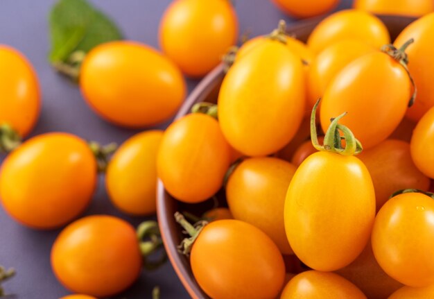 Frische Kirschtomaten in Schüssel