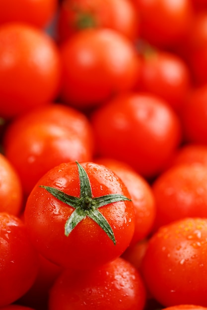 Frische Kirschtomaten mit Nahaufnahme.