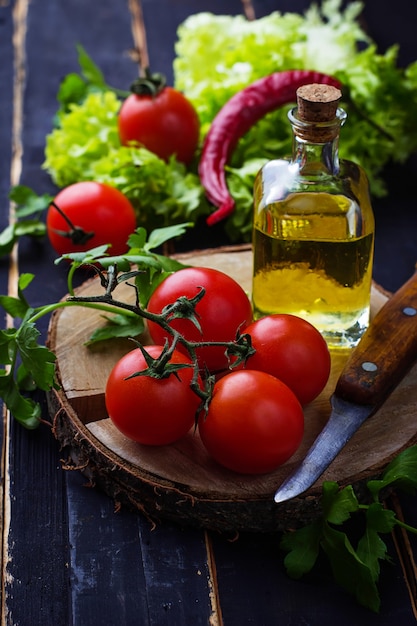 Frische Kirschtomaten, Petersilie und Olivenöl