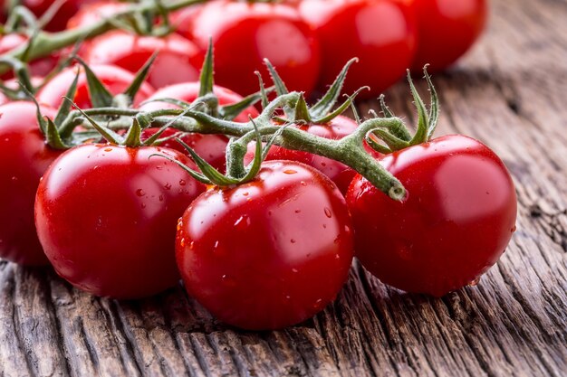 Frische Kirschtomaten. Reife Tomaten auf Eichenholz-Hintergrund.