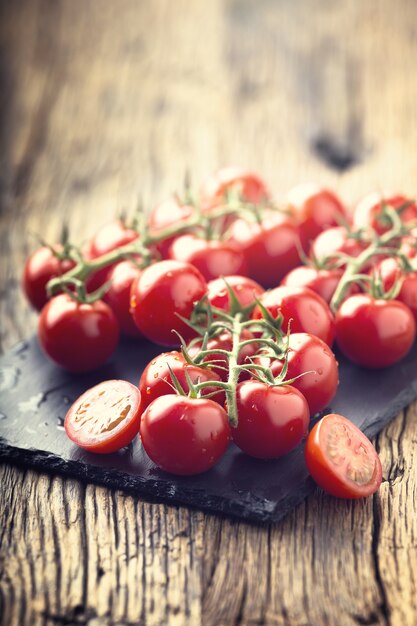 Frische Kirschtomaten. Reife Tomaten auf Eichenholz-Hintergrund.