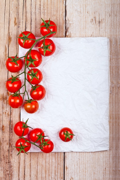 Frische Kirschtomaten und Blatt Papier