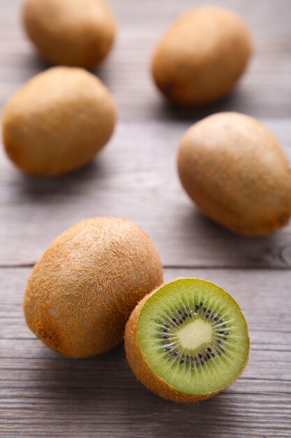 Frische Kiwi auf grauem hölzernem Hintergrund