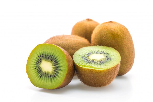 frische Kiwi auf Weiß