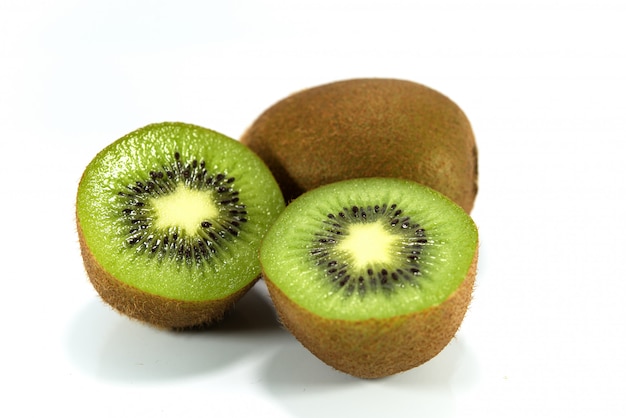 Frische Kiwi auf weißem Hintergrund