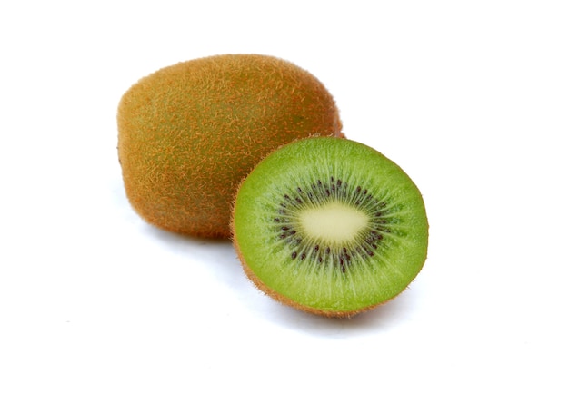 Frische Kiwi isoliert auf weißem Hintergrund