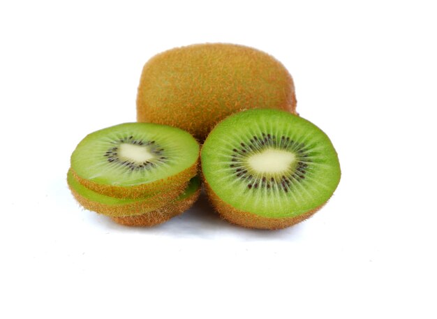 Frische Kiwi isoliert auf weißem Hintergrund