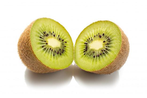Frische Kiwi lokalisiert auf Weiß. Kiwifruit Actinidia