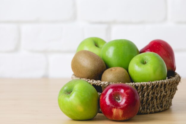 Frische Kiwi, Äpfel auf hölzernen Hintergrund