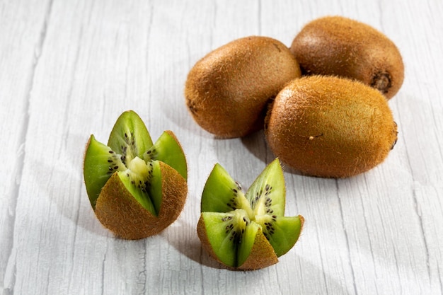 Frische Kiwis auf dem Tisch