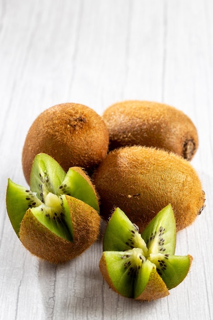 Frische Kiwis auf dem Tisch