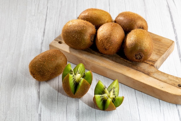 Frische Kiwis auf dem Tisch