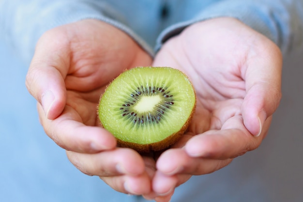 Frische Kiwis in Händen halten