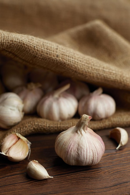 Frische Knoblauchzehen auf Holztisch