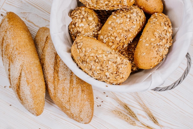 Frische knusprige Brötchen im Korb