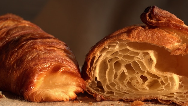 Frische knusprige Croissants mit Blätterteig-Textur