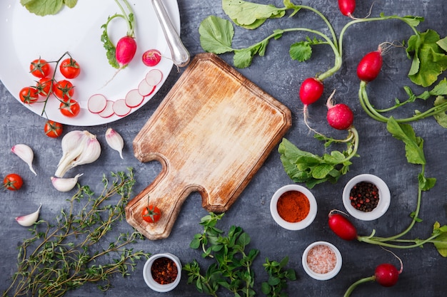 Frische kochende Bestandteile würzen, Rettich, Kirschtomaten