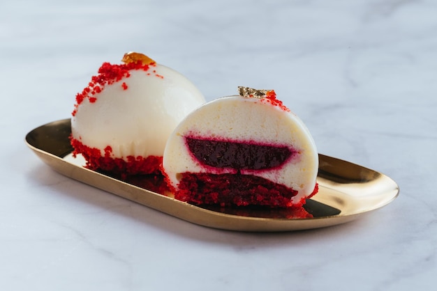 Frische köstliche Desserts auf hellem Hintergrund