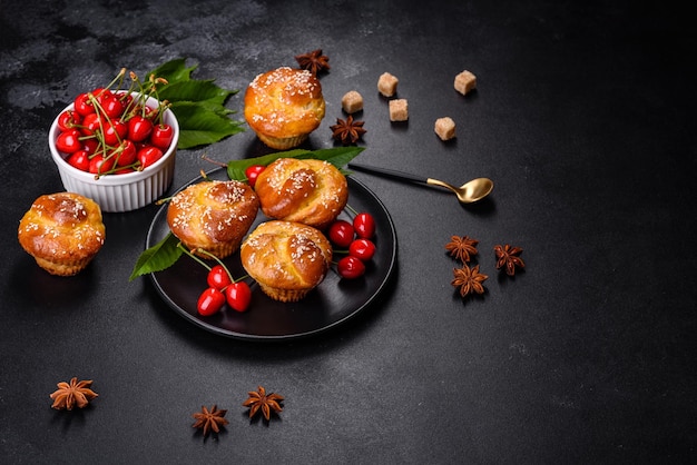 Frische köstliche Reismehl-Muffins mit Kirschen auf Betonhintergrund Hausgemachtes Gebäck