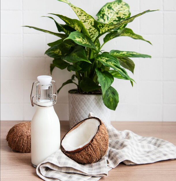 Frische Kokosmilch, veganes gesundes Getränk ohne Milchprodukte