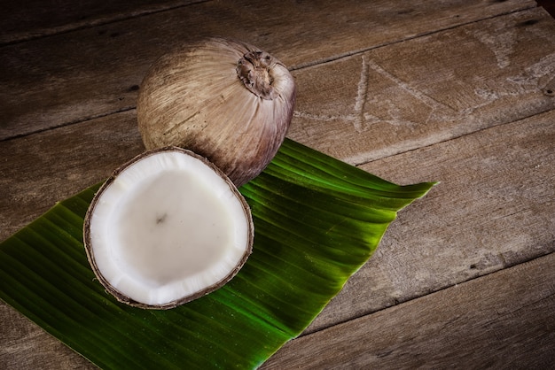 Frische Kokosnüsse auf Bananenblatt