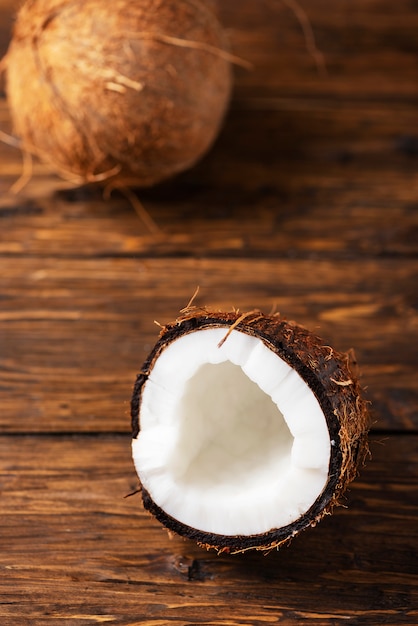 Frische Kokosnuss auf dem Holztisch