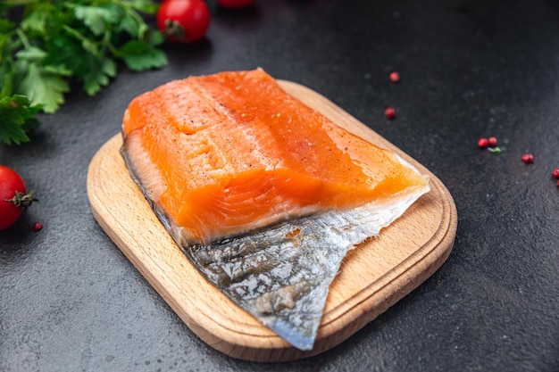 Frische Lachsscheibe leicht gesalzener Fisch Meeresfrüchte diätetische gesunde Mahlzeit Lebensmittel Diät Snack auf dem Tisch