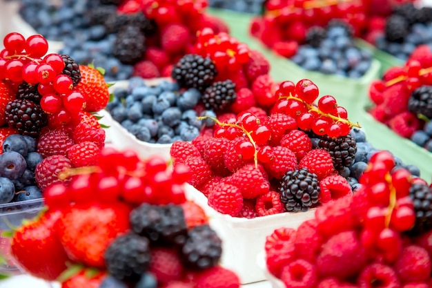 Frische leckere Beeren auf Marktplatz Vitamin und bunt