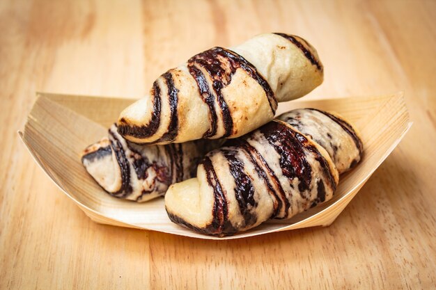 Frische leckere Croissants auf hölzernen Hintergrund.