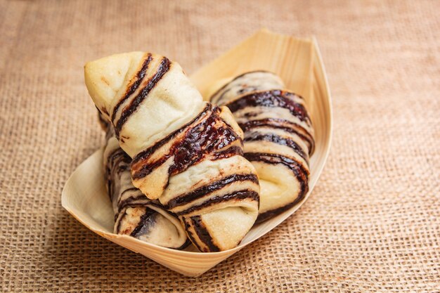 Frische leckere Croissants auf hölzernen Hintergrund.