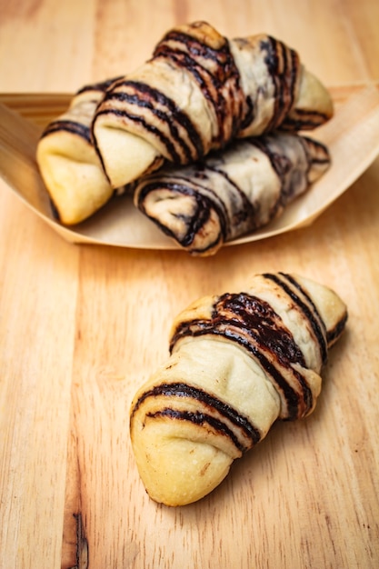 Frische leckere Croissants auf hölzernen Hintergrund.