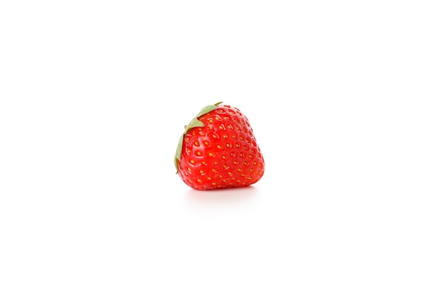 Frische leckere Erdbeere isoliert auf weißem Hintergrund