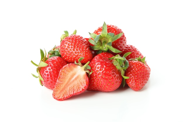 Frische leckere Erdbeere isoliert auf weißer Oberfläche