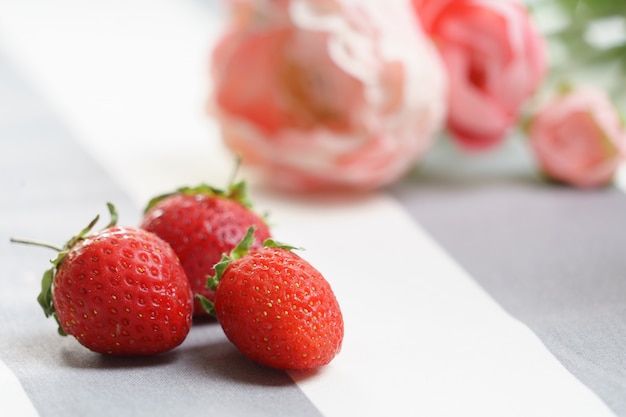 Frische, leckere Erdbeeren zum Frühstück auf hellem Hintergrund.