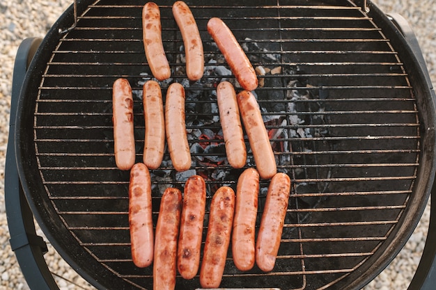 Frische leckere Hot Dogs innen saftig mit wenig Saibling außen Grillen im Freien für eine Strandparty