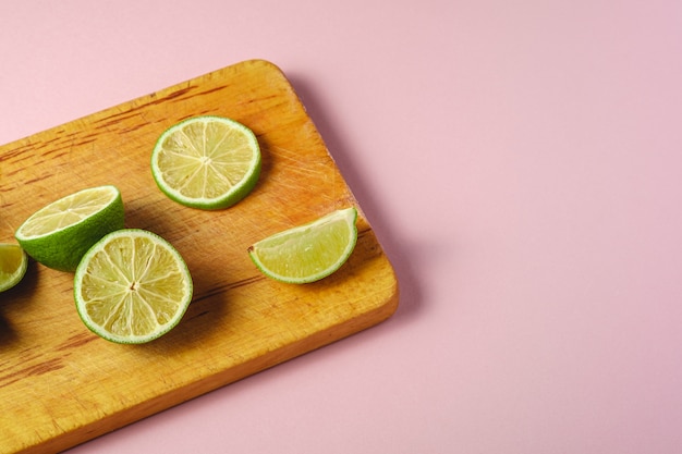 Frische leckere Limetten-Zitrusfruchtscheiben auf Holzschneidebrett