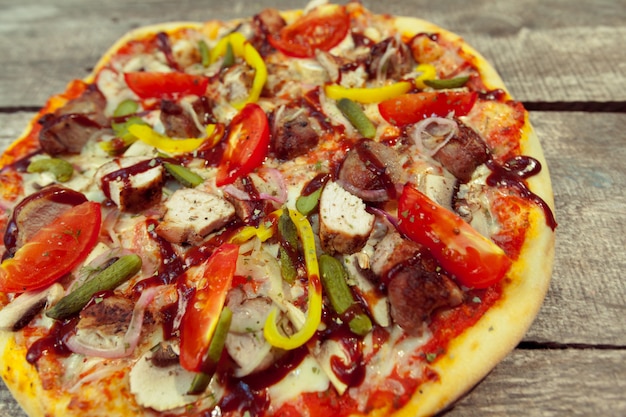 Frische leckere Pizza auf Holz