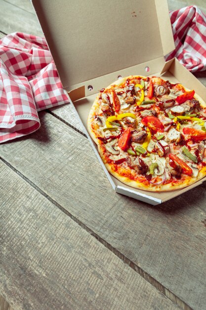 Frische leckere Pizza auf Holz