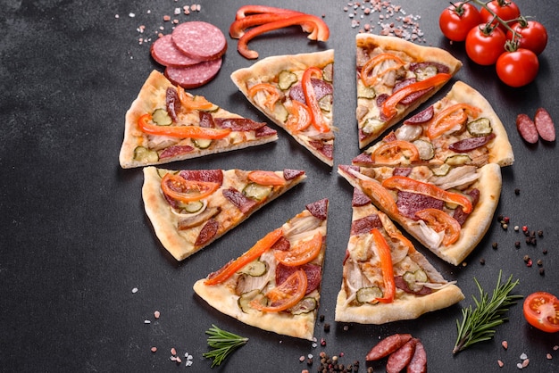 Frische leckere Pizza aus dem Ofen mit Wurst, Pfeffer und Tomaten. Mediterrane Küche