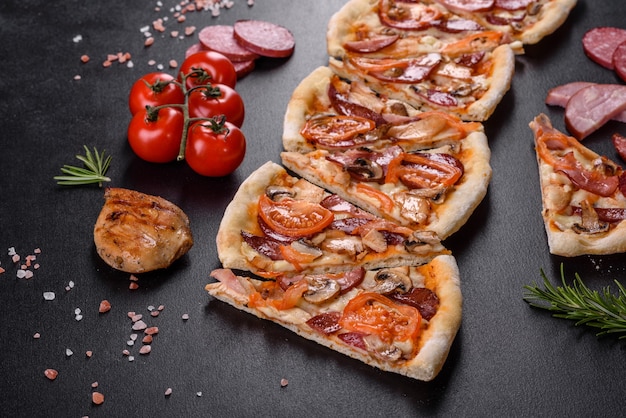 Frische leckere Pizza aus dem Ofen mit Wurst