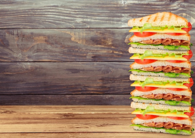 Foto frische leckere sandwiches auf holzuntergrund