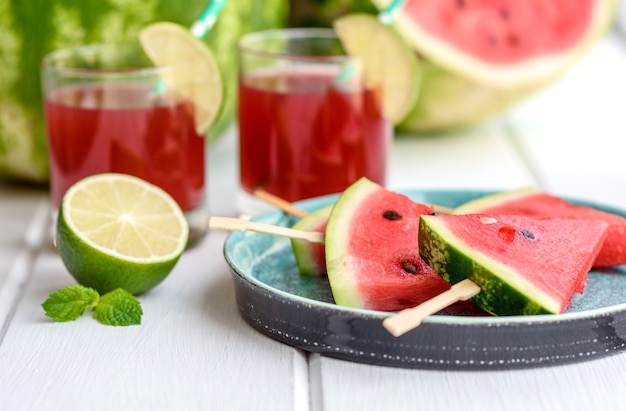 Frische leckere Wassermelonenscheiben auf dem Teller