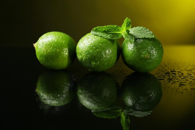 Frische Limetten auf dunklem Hintergrund