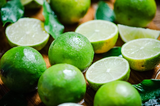 Foto frische limetten auf einem holztisch