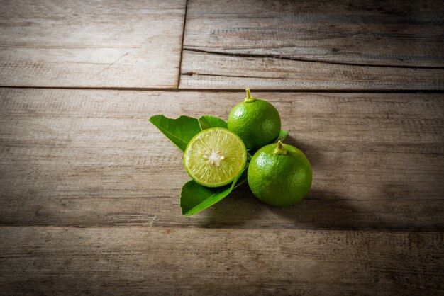 Frische Limetten auf Holz