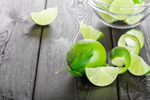 Frische Limetten auf Holztisch