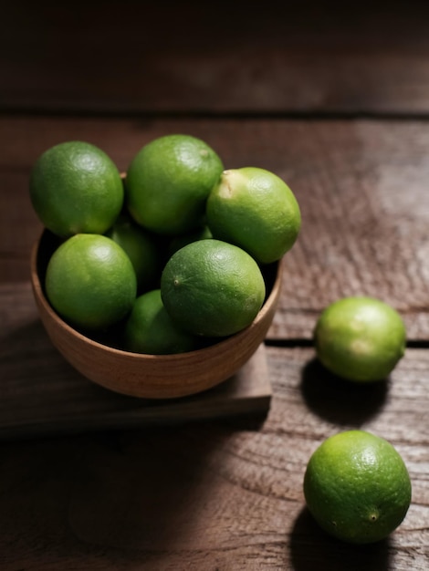 Frische Limetten-Zitrusfrüchte auf dem Tisch Selektives Fokusbild und unscharfer Hintergrund