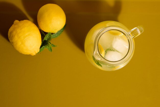 Frische Limonade auf gelbem Hintergrund